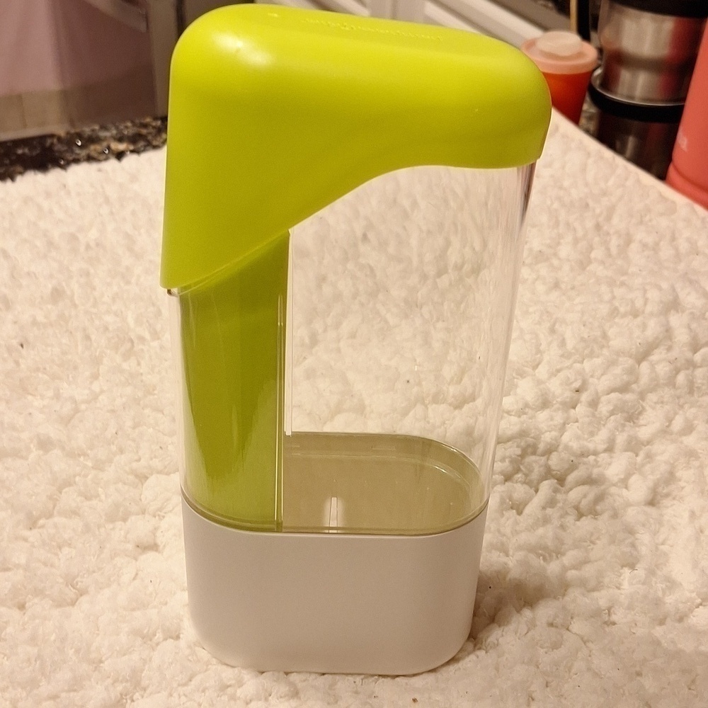 Pampered Chef herb keeper